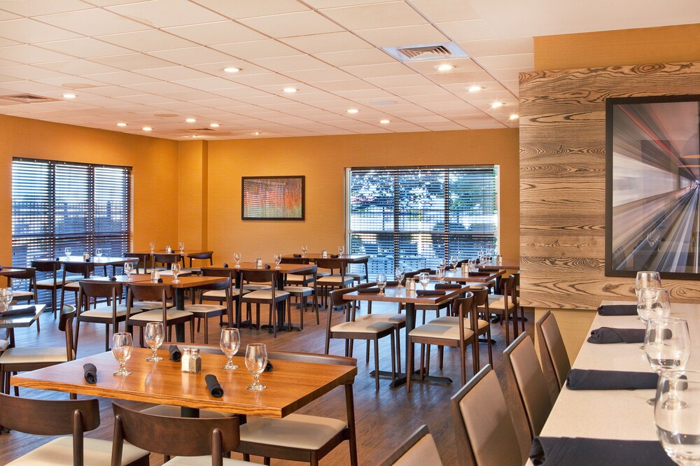 Breakfast area, Holiday Inn Presidential Little Rock Downtown, an IHG Hotel