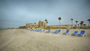 Plage privée, sable blanc, chaises longues, parasols