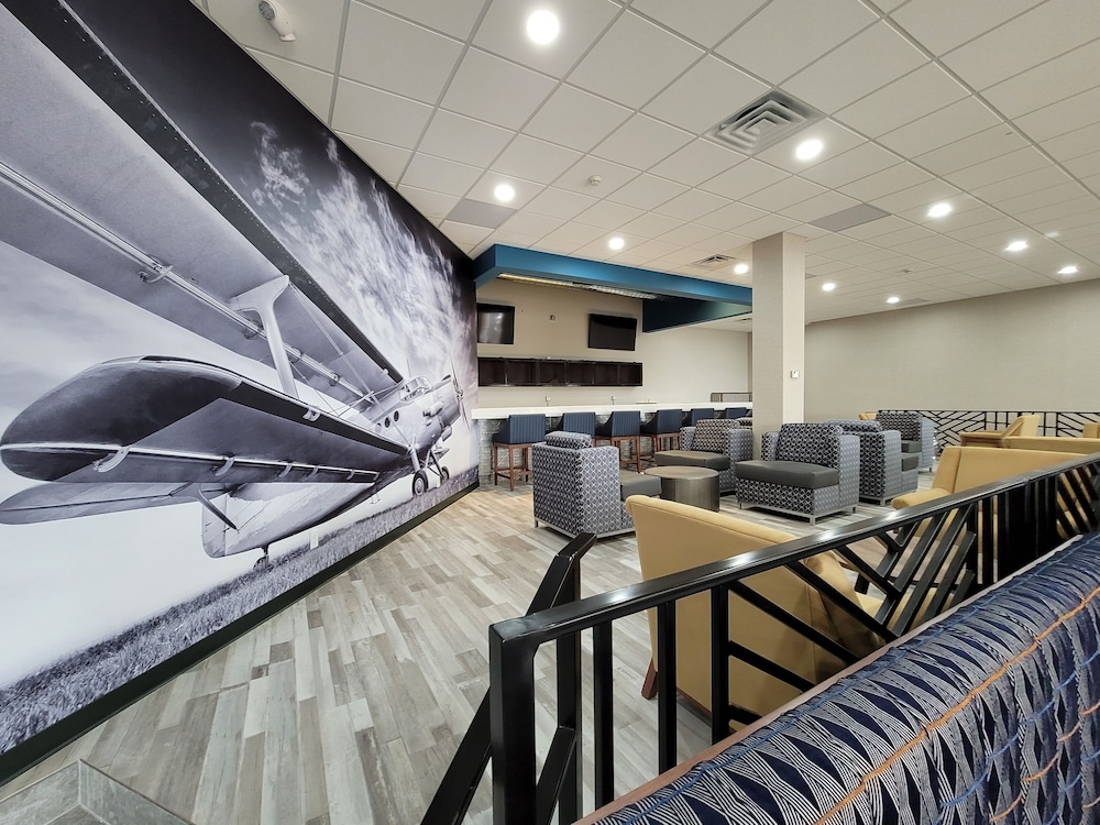 Lobby, Wingate by Wyndham Wichita Airport