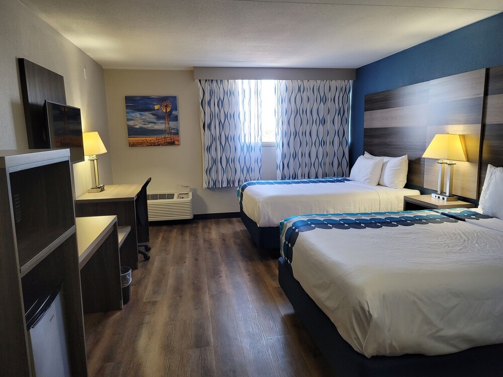 Room, Wingate by Wyndham Wichita Airport