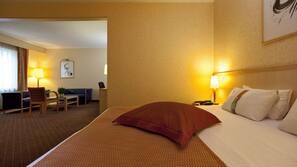 Minibar, coffre-forts dans les chambres, bureau
