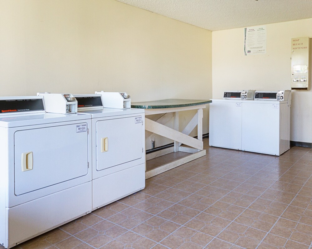 Laundry, Red Roof Inn Montgomery - Midtown