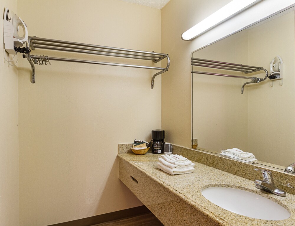 Bathroom, Red Roof Inn Montgomery - Midtown