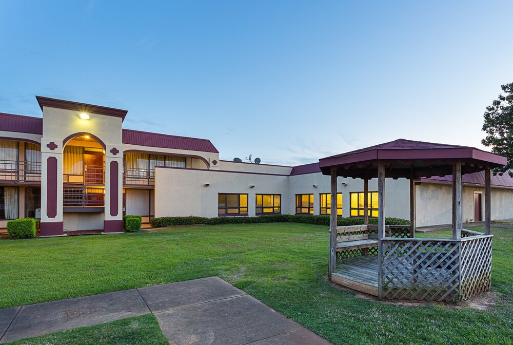 Exterior, Red Roof Inn Montgomery - Midtown