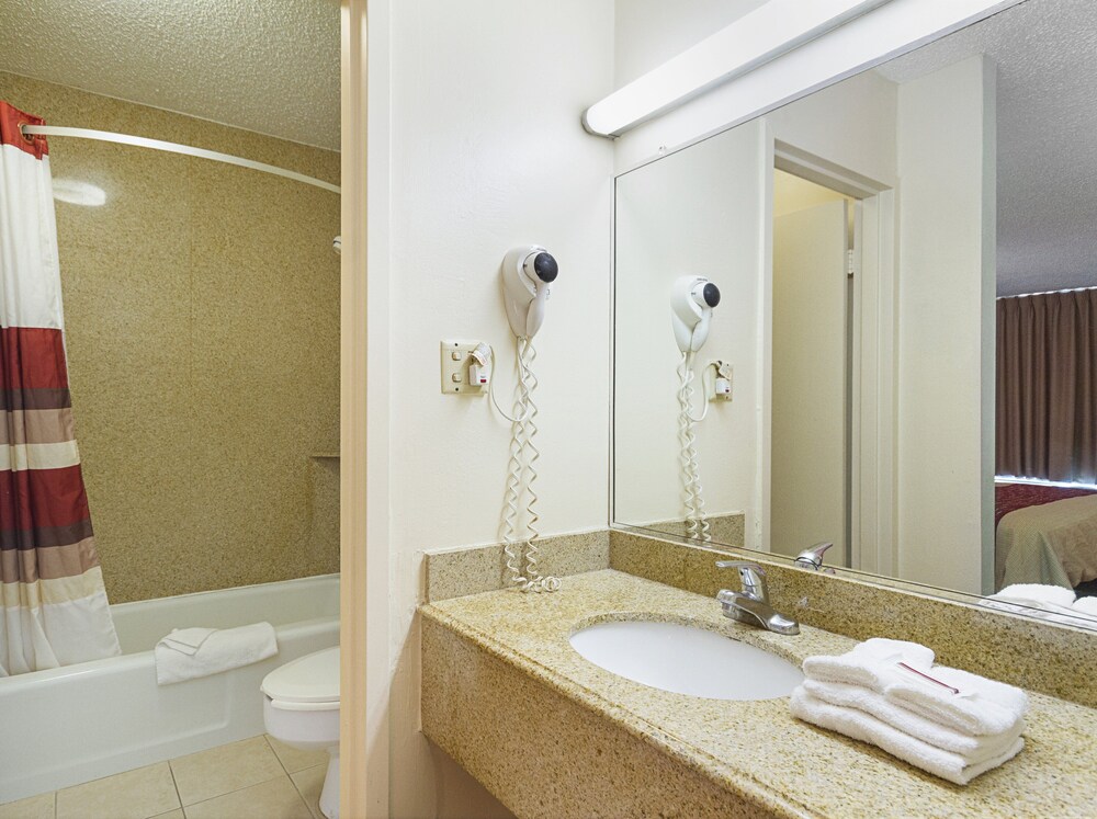 Bathroom, Red Roof Inn Montgomery - Midtown