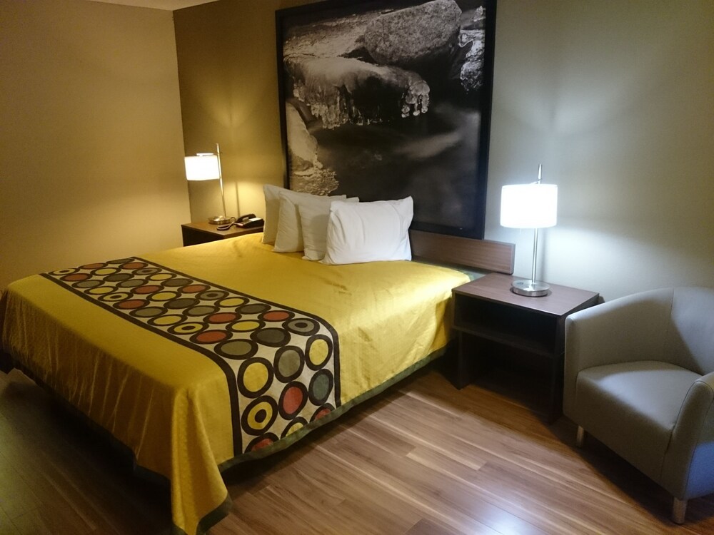 Room, Super 8 by Wyndham Asheville Airport