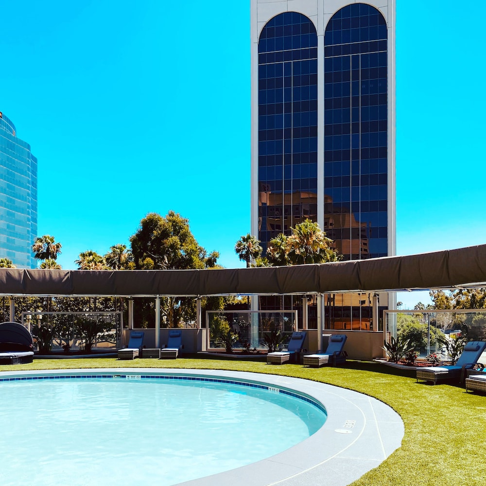 Hilton Long Beach Hotel, Los Angeles: $144 Room Prices & Reviews ...