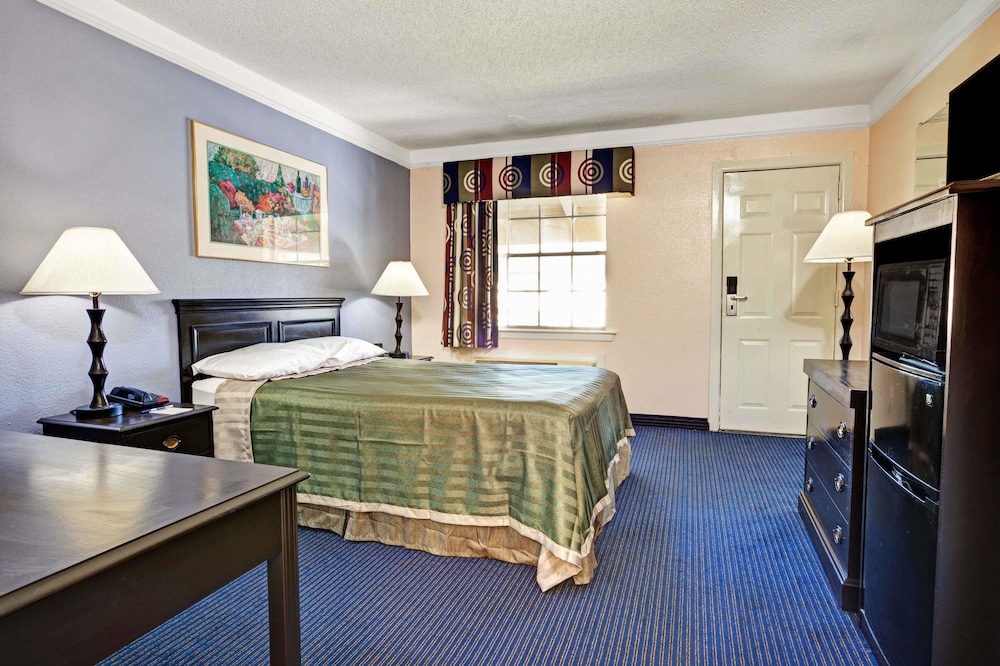 Travelodge by Wyndham North Richland Hills/Dallas/Ft Worth