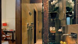 Minibar, caja fuerte, escritorio y tabla de planchar con plancha