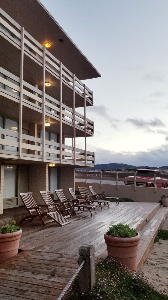 Sundeck, Monterey Tides