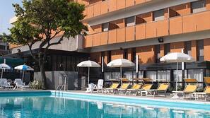 Piscina stagionale all'aperto, ombrelloni da piscina, lettini