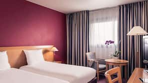 Zimmersafe, Schreibtisch, schallisolierte Zimmer, Bügeleisen/Bügelbrett