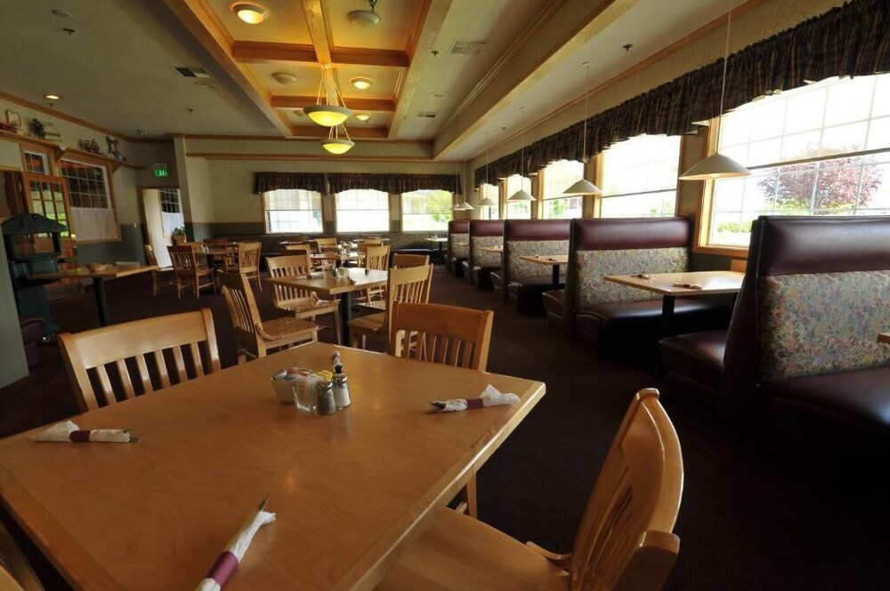 Shilo Inn Suites Hotel - Nampa Suites - Idaho