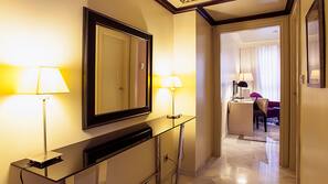 Ropa de cama de alta calidad, minibar, caja fuerte y escritorio