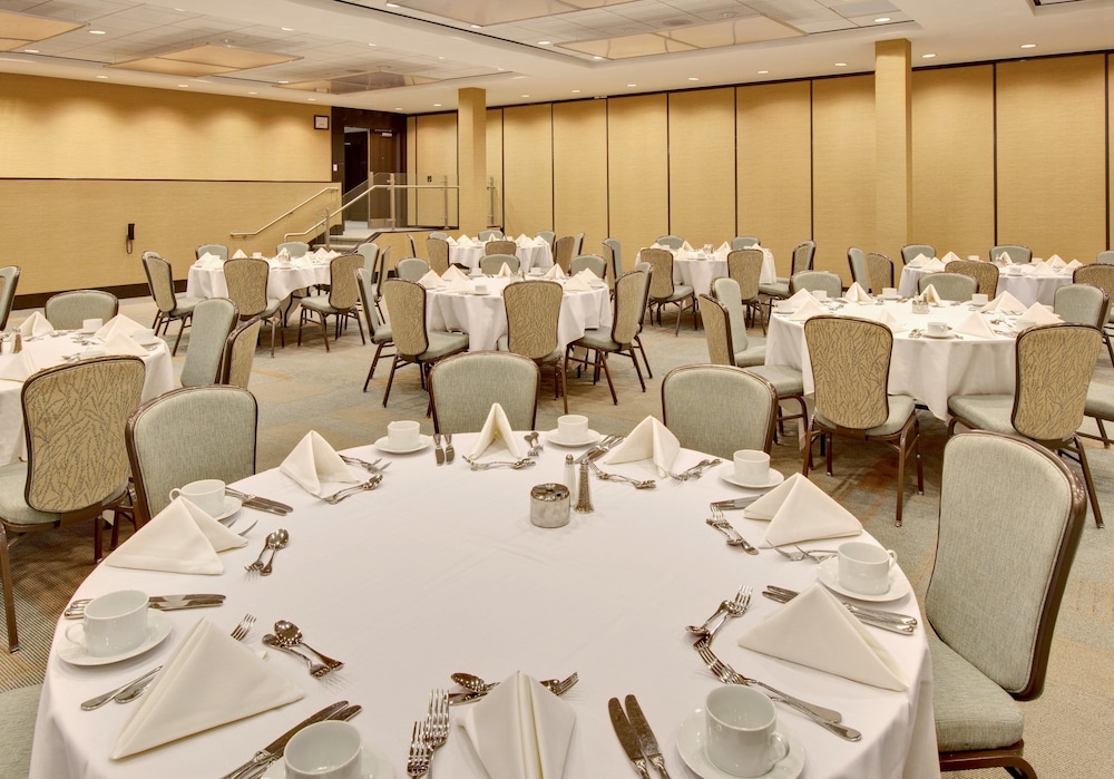 Crowne Plaza Lombard Downers Grove, an IHG Hotel