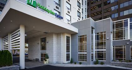 Holiday Inn Express Windsor Waterfront, an IHG Hotel