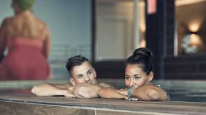 Piscina interna, espreguiçadeiras