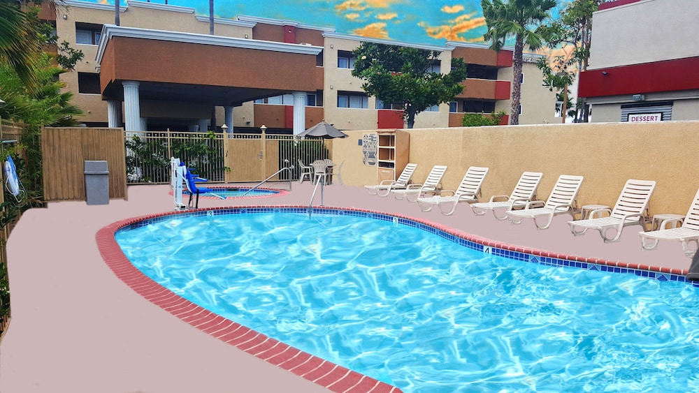 Outdoor spa tub, Comfort Inn & Suites Huntington Beach