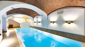 Una piscina cubierta