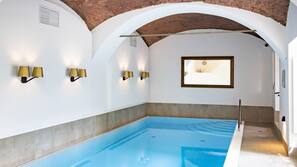 Una piscina cubierta