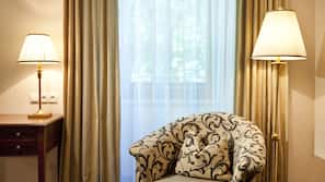Ropa de cama hipoalergénica, minibar, caja fuerte