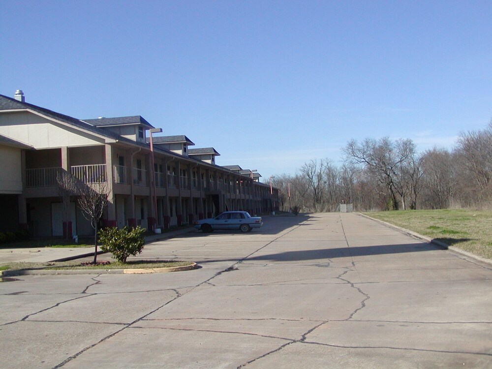 Property grounds, Super 8 by Wyndham Bossier City/Shreveport Area