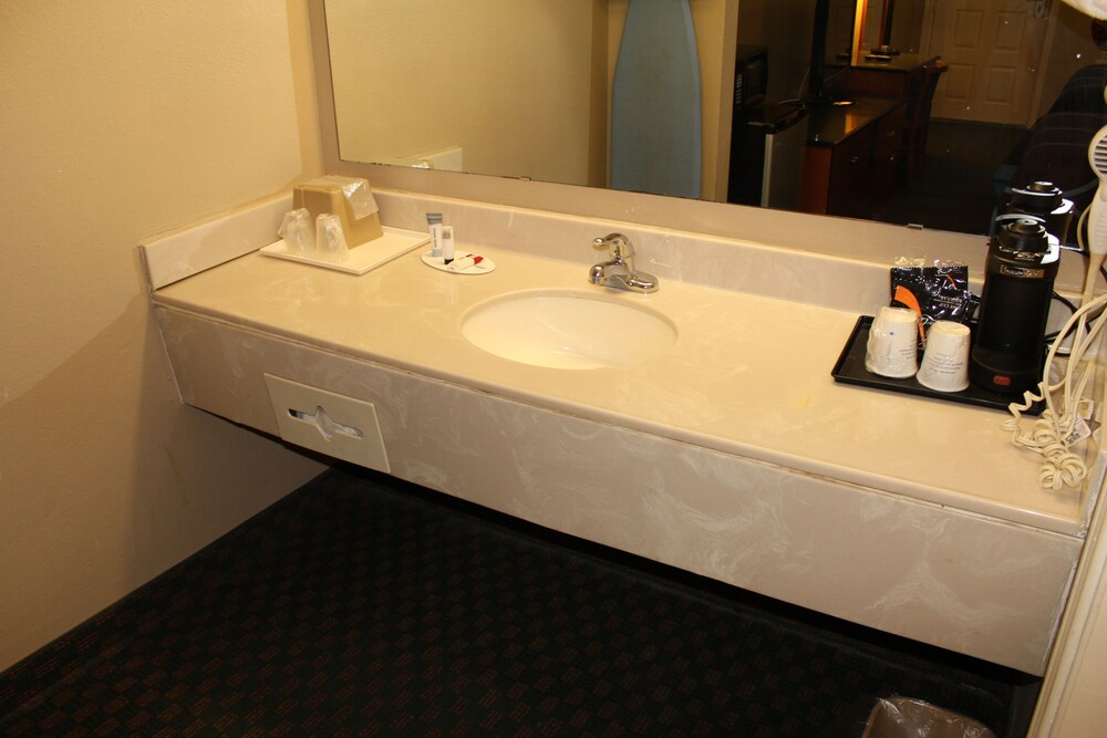 Bathroom, Super 8 by Wyndham Bossier City/Shreveport Area