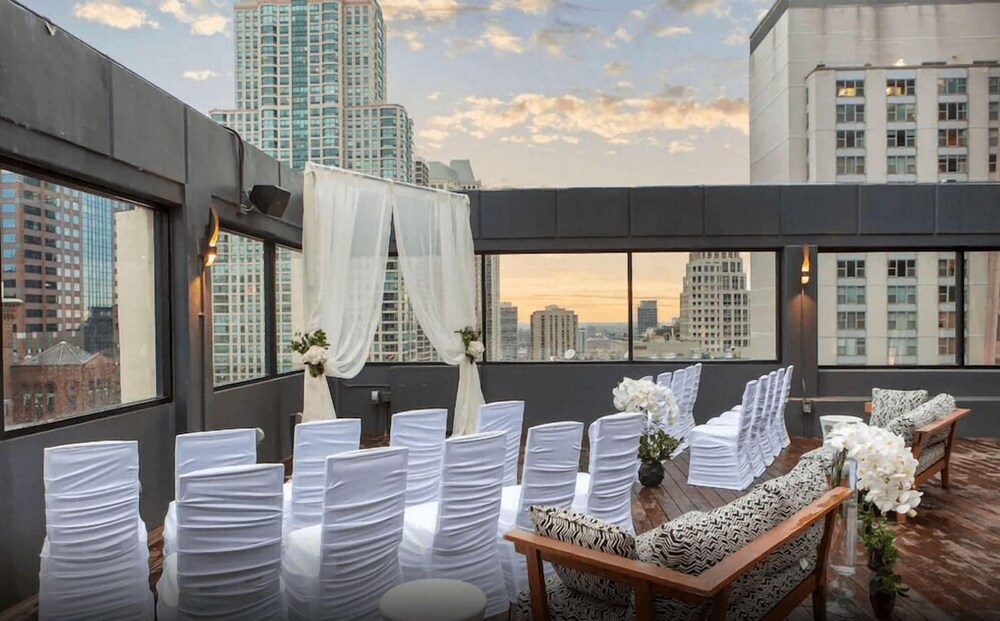 Outdoor wedding area, The Chicago Hotel Collection - Magnificent Mile