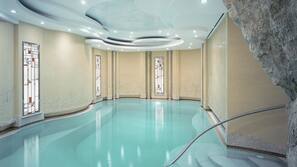 Una piscina cubierta