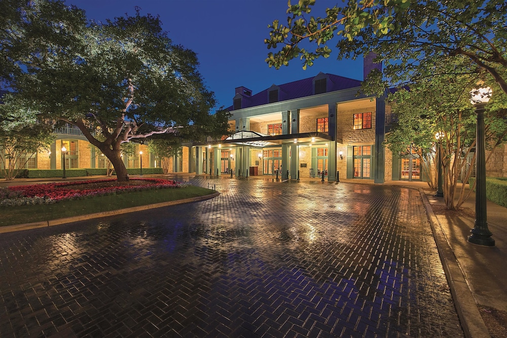0 Celebrate your Hill Country wedding at the Hyatt Regency Hill Country Resort and Spa. Surrounded by the natural beauty of the San Antonio Hill Country, our resort features gorgeous indoor and outdoor wedding venues paired with Texas charm and casual elegance.