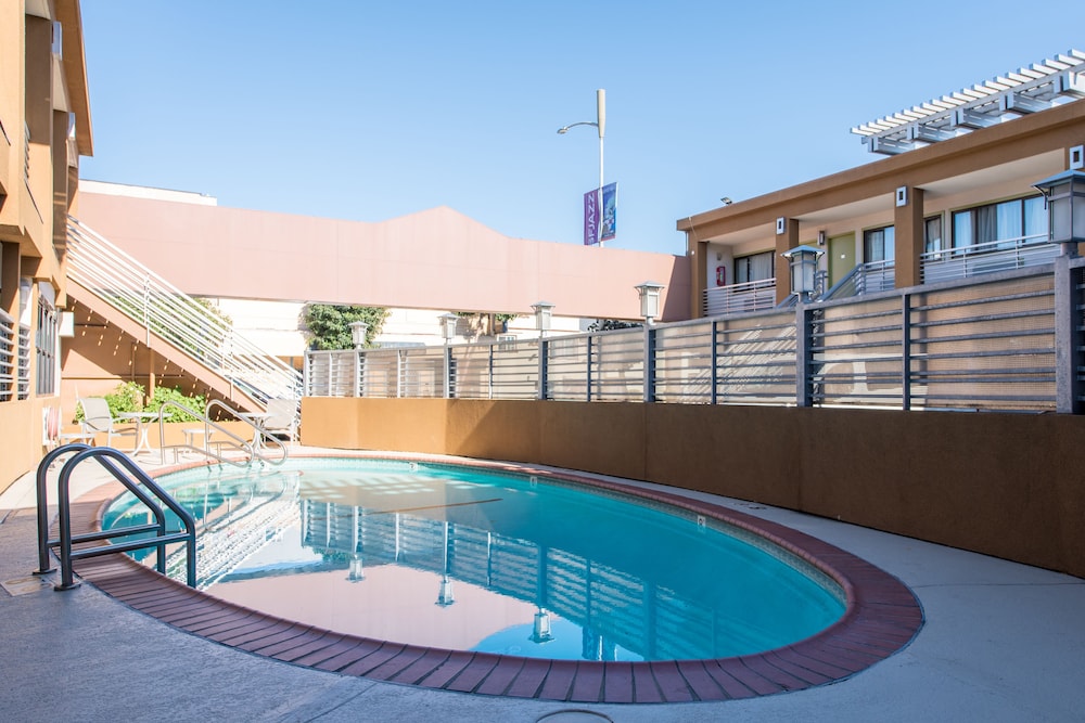 Outdoor pool, Civic Center Motor Inn