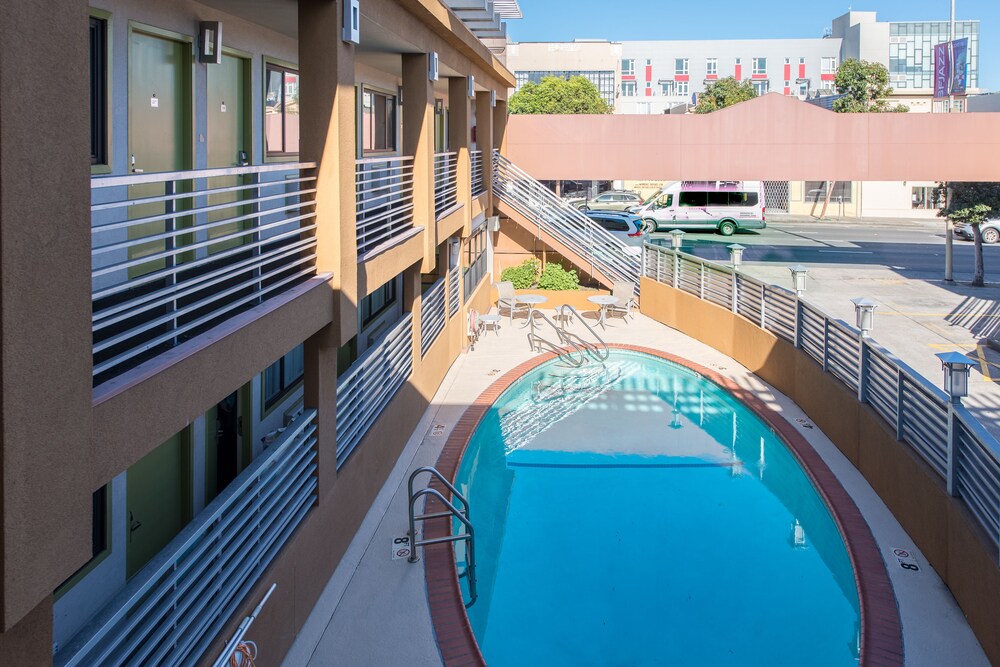 Outdoor pool, Civic Center Motor Inn