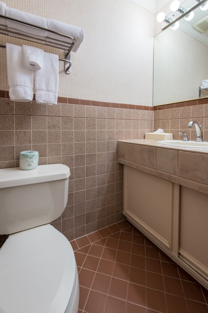 Bathroom, Civic Center Motor Inn