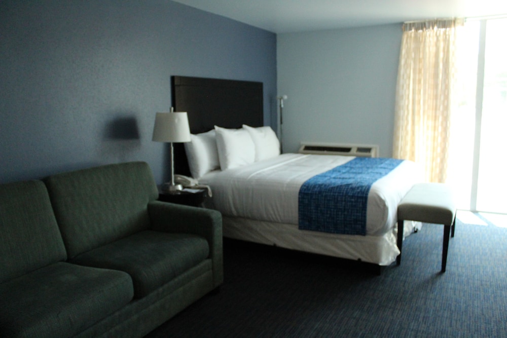 Travelodge by Wyndham Water’s Edge Hotel - Racine