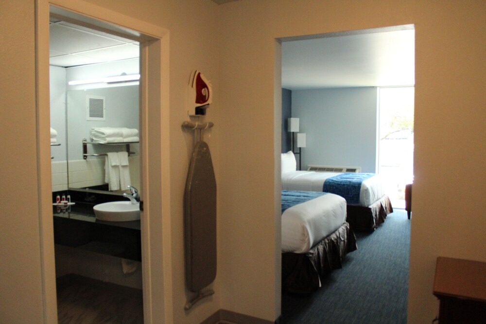 Travelodge by Wyndham Water’s Edge Hotel - Racine