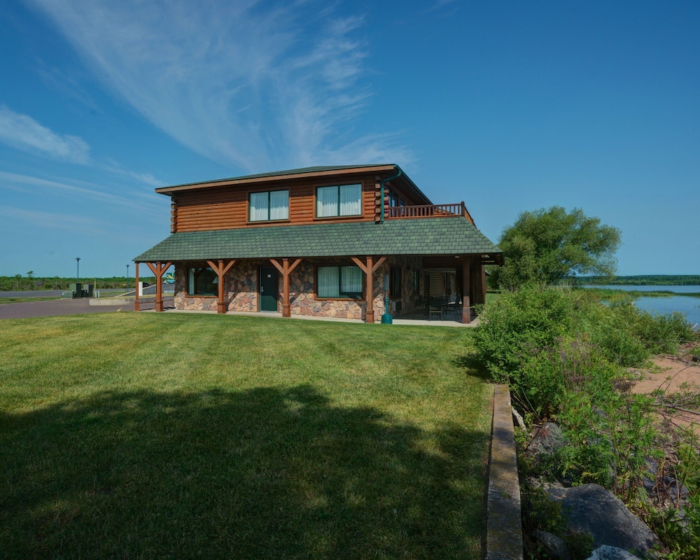 Exterior detail, Quality Inn Ashland - Lake Superior