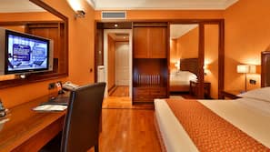 Ropa de cama de alta calidad, minibar, caja fuerte y escritorio