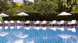 Kolam renang outdoor, dengan payung kolam renang dan kursi berjemur