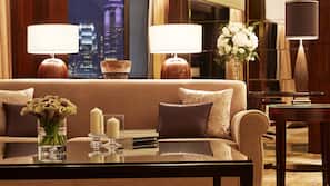 Premium bedding, in-room safe, desk, laptop workspace
