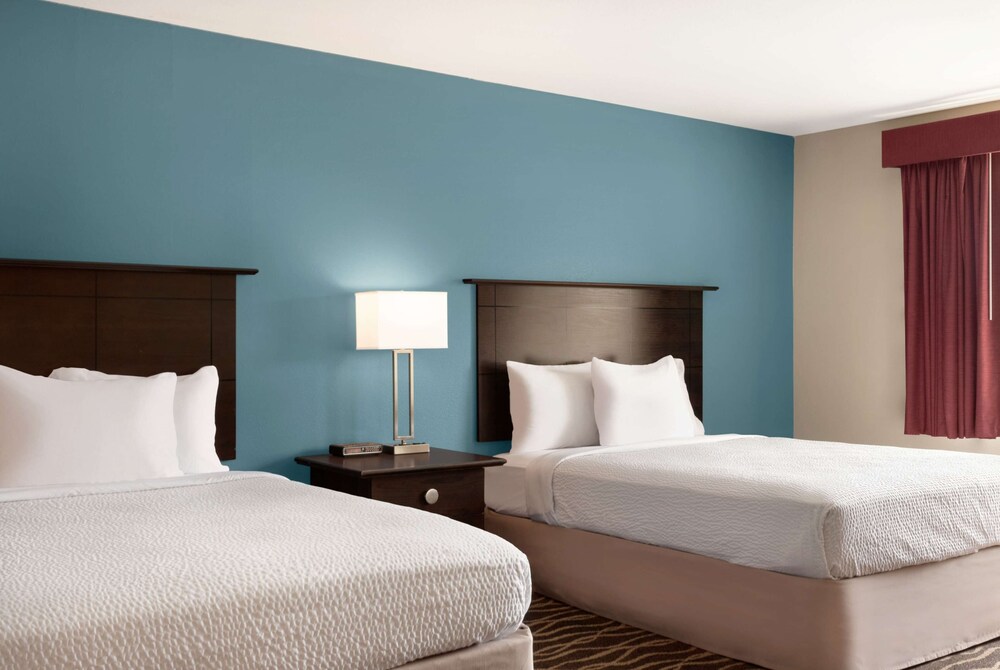 Days Inn and Suites by Wyndham Sikeston in Sikeston Best Rates
