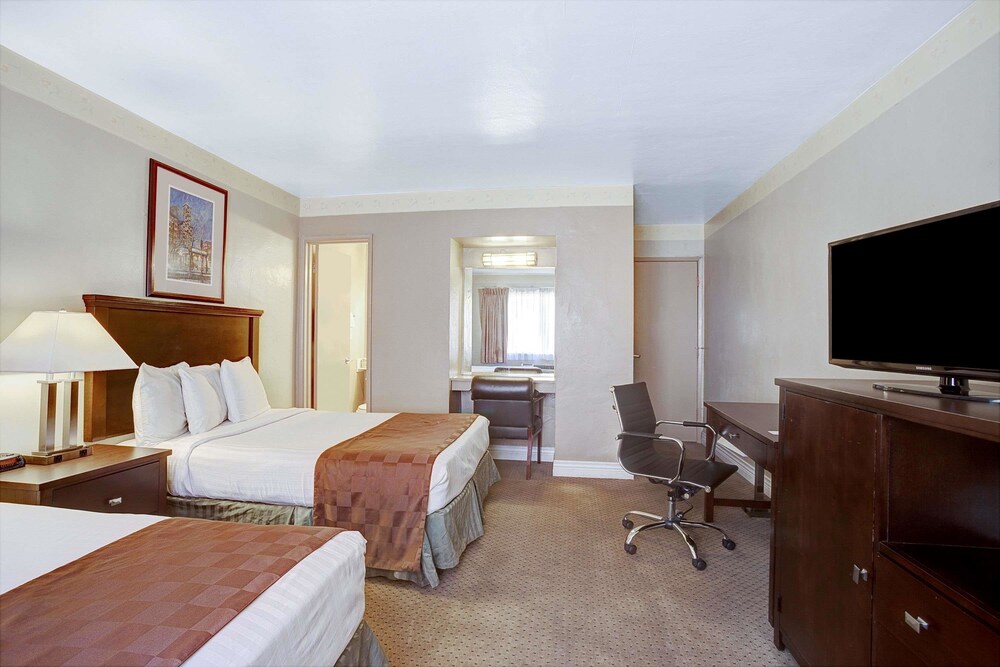 Travelodge by Wyndham Everett City Center