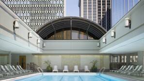 Piscina coperta, con ingresso dalle 5:00 alle 23:00, lettini