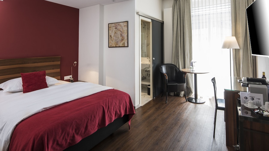 Central Plaza Hotel