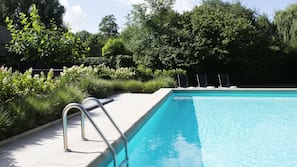 Piscine extérieure (ouverte en saison), chaises longues
