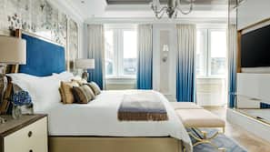 Hypo-allergenic bedding, minibar, in-room safe, desk