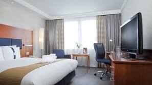 Minibar, in-room safe, desk, iron/ironing board