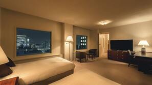 Minibar, desk, free WiFi, bed sheets