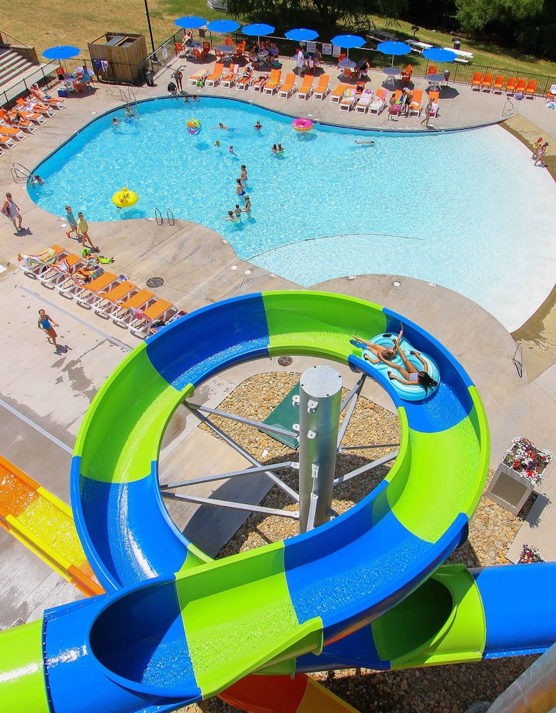 Country Cascades Waterpark Resort, Pigeon Room Prices & Reviews