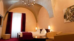 Hypo-allergenic bedding, minibar, in-room safe, free WiFi