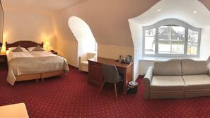 Hypo-allergenic bedding, minibar, in-room safe, free WiFi